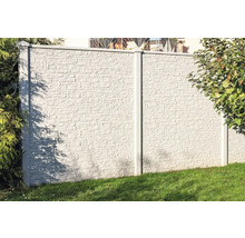 Clôture en béton avec motif de pierre pour délimiter la propriété