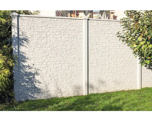 Clôture en béton avec motif de pierre pour délimiter la propriété