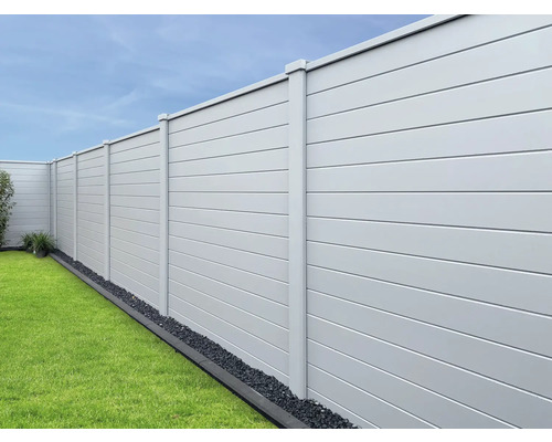 Clôture d''intimité composée d''éléments horizontaux dans le jardin