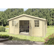 Abri de jardin en bois avec porte double et fenêtres, aménagé avec canapé et table