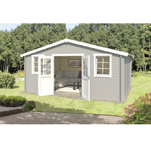 Abri de jardin avec portes doubles ouvertes, fenêtres et intérieur lumineux dans le jardin