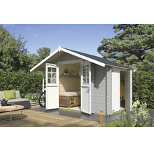 Abri de jardin gris avec portes doubles ouvertes dans un jardin