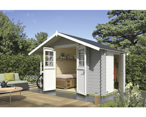 Abri de jardin gris avec portes doubles ouvertes dans un jardin