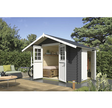 Abri de jardin avec portes ouvertes et aménagement paysager