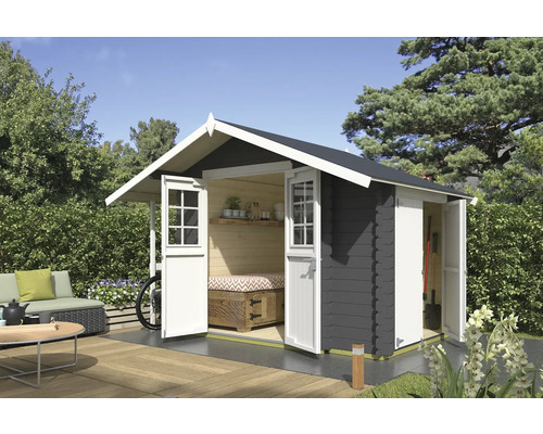 Abri de jardin avec portes ouvertes et aménagement paysager