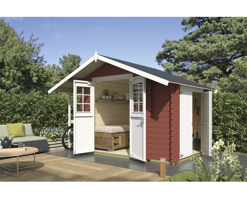 Abri de jardin avec portes doubles ouvertes, façade rouge et toit noir dans un jardin