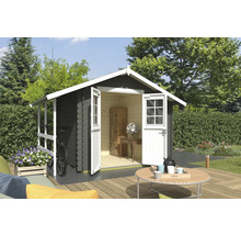 Scène de jardin avec abri de jardin en bois, terrasse, mobilier de jardin et jardinière plantée