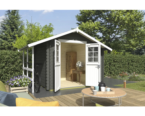 Scène de jardin avec abri de jardin en bois, terrasse, mobilier de jardin et jardinière plantée