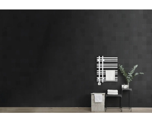 Salle de bain moderne avec sèche-serviettes, panier à linge et table d''appoint