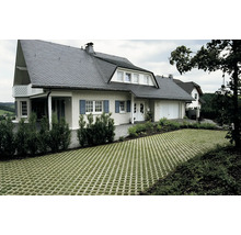 Maison individuelle avec des dalles alvéolées pour gazon dans l''allée.