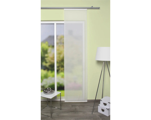 Dekoratives Schiebeelement vor Fenster mit Tisch und Lampe im Raum