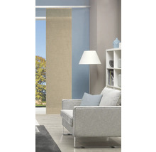 Wohnzimmer mit Schiebevorhang, Sofa und Regal