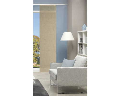 Wohnzimmer mit Schiebevorhang, Sofa und Regal