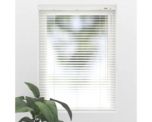Fenster mit horizontalen Jalousien zur Lichtsteuerung