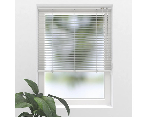 Fenster mit horizontalen Jalousien zur Lichtsteuerung