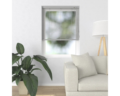 Intérieur avec fenêtre et store installé pour l''ombrage