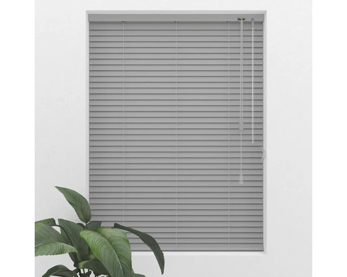 Store vénitien gris devant une fenêtre pour contrôler la lumière et préserver l''intimité