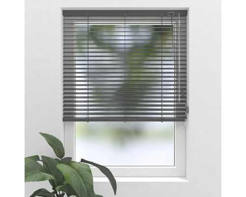 Store vénitien gris sur fenêtre