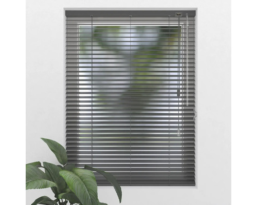 Store vénitien gris devant une fenêtre