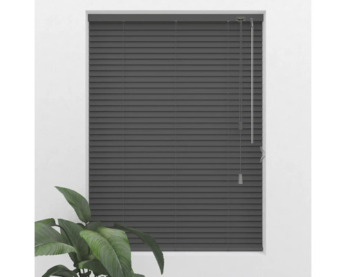 Store vénitien fermé sur fenêtre avec chaînette de commande