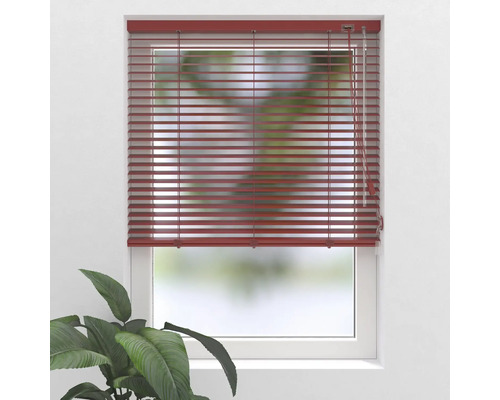 Geschlossene Jalousie am Fenster