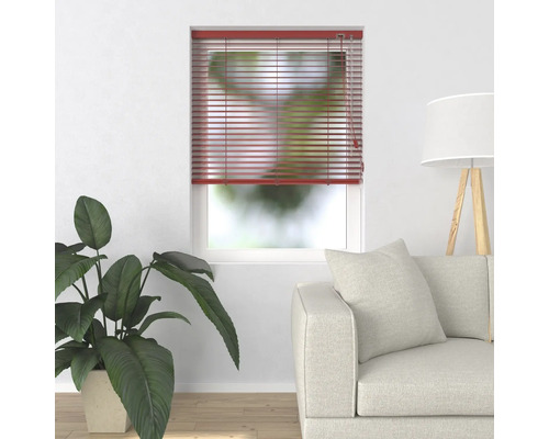 Innenraum mit Fenster und rotem Rollo zur Lichtregulierung