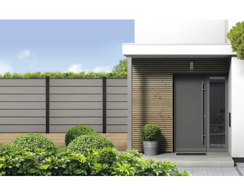 Außenaufnahme eines modernen Hauses mit Zaun, Fassadenverkleidung und Haustür