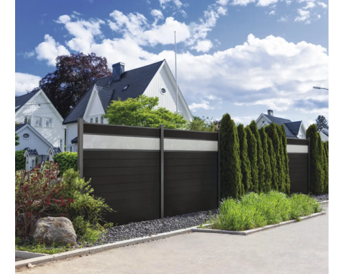 Sichtschutzzaun aus Holz und Beton im Garten