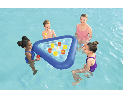 Szene im Schwimmbad mit einer Familie, die mit einem aufblasbaren Wasserspielzeug spielt, das wie ein dreieckiges Floß mit Bechern und Bällen aussieht
