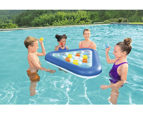 Szene im Pool mit einer Familie, die eine aufblasbare Getränkeinsel benutzt.