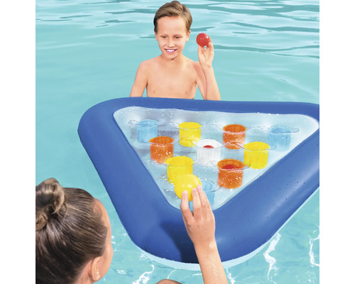 Kinder spielen mit einem aufblasbaren Spieltisch im Pool mit Ballwurfspiel