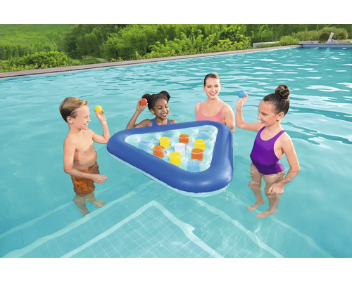 Szene mit Familie und dreieckiger, aufblasbarer Getränkehalterung im Pool
