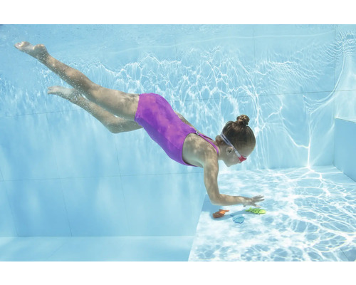 Mädchen taucht nach Spielzeug im Schwimmbad