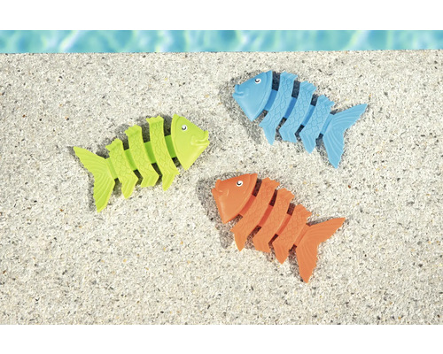 Drei bunte Fischgräten als Dekoration am Poolrand