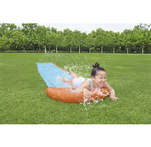 Mädchen hat Spaß auf einer Wasserrutsche im Garten