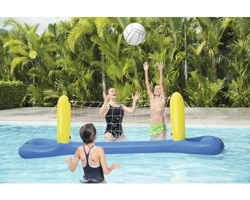 Szene im Pool mit aufblasbarem Volleyballnetz und spielenden Personen
