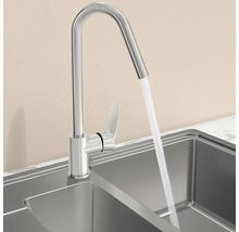 Robinet de cuisine en acier inoxydable avec de l''eau qui coule dans un évier