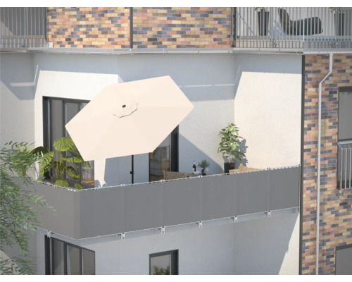 Balcon avec brise-vue, parasol et plantes