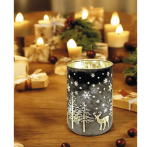 Lanterne photophore décorative avec motifs hivernaux sur une table avec des bougies et des cadeaux