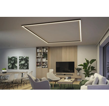 Wohnzimmer mit Deckenleuchte in Rahmenform, Esstisch, Stühlen, Sofa und TV-Wand