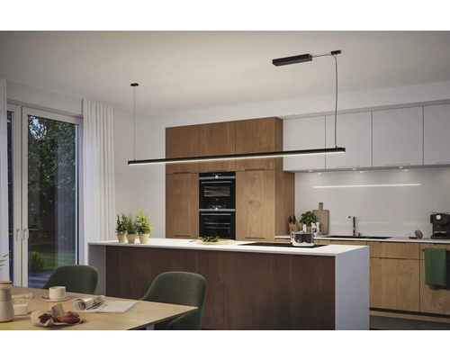 Moderne Küche mit Esstisch und LED-Hängeleuchte für den Innenbereich