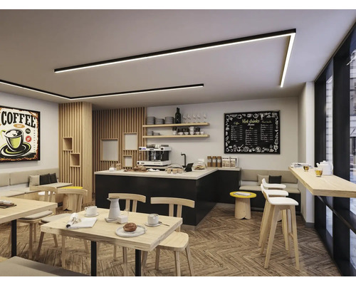 Innenansicht eines Cafés mit Tischen, Stühlen, Tresen und Beleuchtung