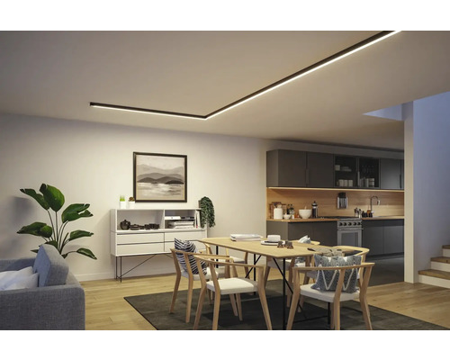 Helles Wohnzimmer mit Esstisch, Wohnzimmerschrank und linearer Deckenleuchte