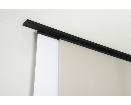 Deckenmontierte Schiebegardinen-Schiene mit Stoffbahnen