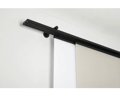 Schiebetürsystem mit schwarzer Laufschiene und Türblatt