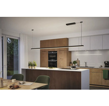 Moderne Küche mit Kücheninsel und länglicher LED-Pendelleuchte