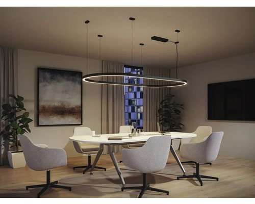 Modernes Besprechungszimmer mit ovalem Tisch, Bürostühlen und ovaler Pendelleuchte