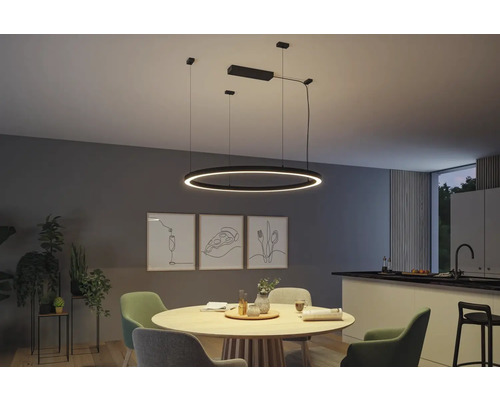 Esszimmer mit rundem Esstisch und runder LED-Pendelleuchte