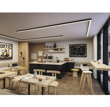 Innenansicht eines hellen Cafés mit Tischen, Stühlen, Bar und Beleuchtung