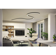 Wohnzimmer mit moderner Deckenleuchte, Sofa und Fernseher